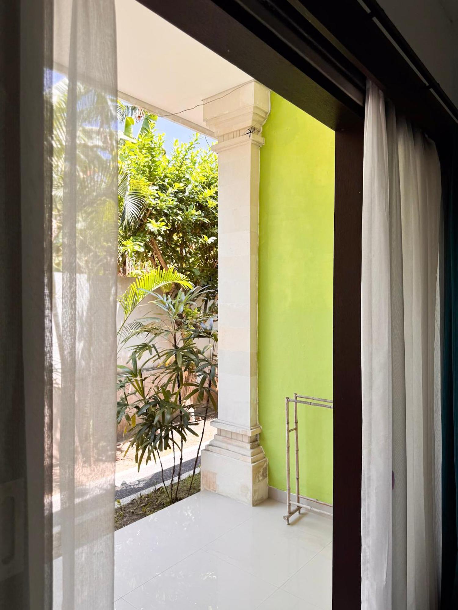 Urban Jungle Beach House Canggu Extérieur photo